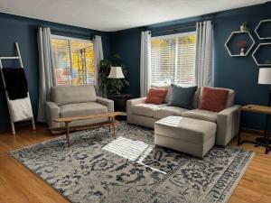 Χώρος καθιστικού στο Crown Hill Retreat - Hot Tub, Yard, Parking