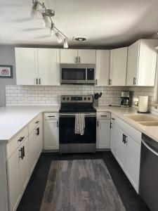 Η κουζίνα ή μικρή κουζίνα στο Crown Hill Retreat - Hot Tub, Yard, Parking +20 φωτογραφίες