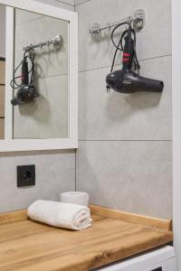 One Bedroom Apartment Next to Arbat In The Center of Almaty في ألماتي: حمام مع مرآة ومنشفة على منضدة +42 صورة