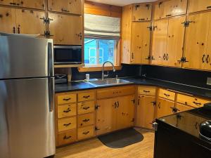 Kuchyň nebo kuchyňský kout v ubytování Beautiful Bungalow and Bunk House, Close to Lake
