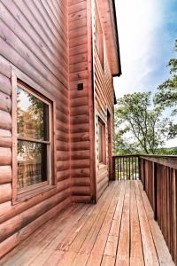 Μπαλκόνι ή βεράντα στο Rustic Escape Cabin w Private Hot Tub & Grill