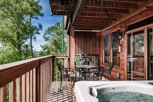 Μπαλκόνι ή βεράντα στο Rustic Escape Cabin w Private Hot Tub & Grill