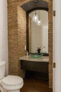 Galería fotográfica de Luxury Nest on 218 en Airdrie 21 fotos más