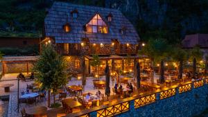 Restaurace v ubytování Hotel Restaurant Alpet Theth