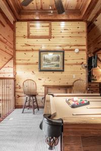 Una televisión o centro de entretenimiento en Relaxing Cabin W Hot tub Pool Table and Grill