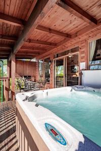 La alberca dentro o cerca de Relaxing Cabin W Hot tub Pool Table and Grill