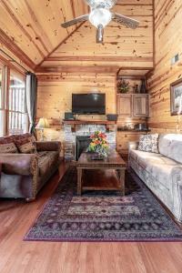 Una televisión o centro de entretenimiento en Relaxing Cabin W Hot tub Pool Table and Grill