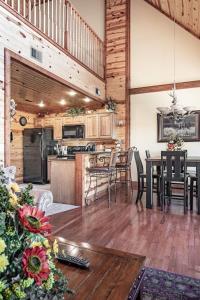 Una cocina o cocineta en Relaxing Cabin W Hot tub Pool Table and Grill