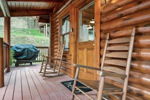 Fotografie z fotogalerie ubytování Cozy Cabin Near Smoky w Resort Pool & Grill v destinaci Pigeon Forge