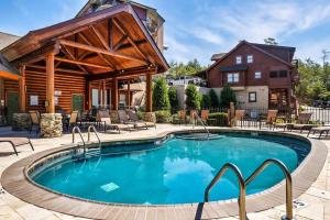 Πισίνα στο ή κοντά στο Fun Retreat w Pool Table Hot tub & Grill