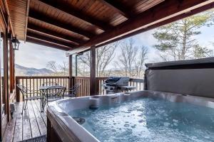 ピジョン・フォージにあるFun Retreat w Pool Table Hot tub & Grillのホットタブ(グリル付きのデッキ上) +61枚の写真