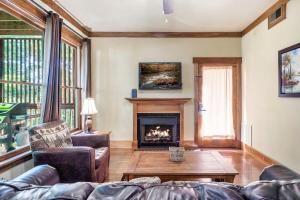 Posezení v ubytování Charming Cabin Getaway w Hot Tub & Grill