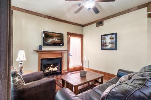 Posezení v ubytování Charming Cabin Getaway w Hot Tub & Grill + 63 fotografií