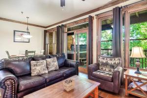 Posezení v ubytování Charming Cabin Getaway w Hot Tub & Grill