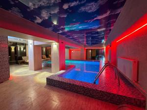 Bazén v ubytování Karo Hotel nebo v jeho okolí