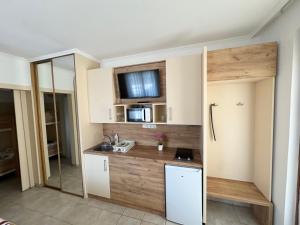 Kuchyň nebo kuchyňský kout v ubytování Aqua Azur Apartman