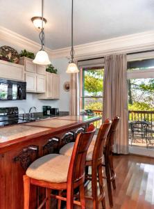 Kuchyň nebo kuchyňský kout v ubytování Cozy Cabin Near Dollywood with Hot Tub & Grill