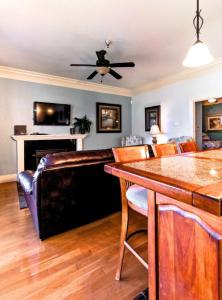 TV a/nebo společenská místnost v ubytování Cozy Cabin Near Dollywood with Hot Tub & Grill