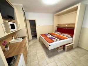 Postel nebo postele na pokoji v ubytování Aqua Azur Apartman
