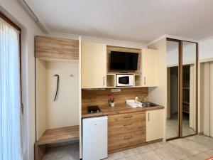 Kuchyň nebo kuchyňský kout v ubytování Aqua Azur Apartman