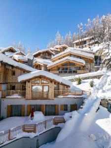 un lodge dans la neige avec des terrains enneigés dans l'établissement Chalet privé de Luxe IGLOO avec Piscine Sauna et Cheminée, 4 chambres, 220m2 by HOTEL MONTBLANC, à Val dʼIsère