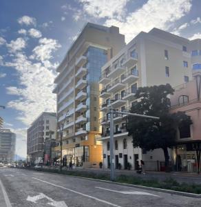 una representación de un edificio en una calle de la ciudad en Budva Victoria Residance, en Budva 4 fotos más
