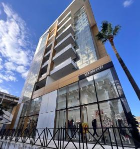 un edificio con una palmera delante en Budva Victoria Residance, en Budva