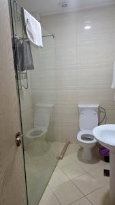 Un baño con inodoro y ducha de cristal. en Budva Victoria Residance, en Budva