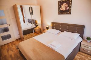 Postel nebo postele na pokoji v ubytování Apartament Alba Iulia Cetate DOMUS REGIS