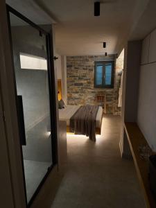 Cama ou camas em um quarto em EJ Boutique Suites