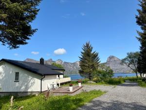 a white building with mountains in the background at Linda`s house in Grashopen