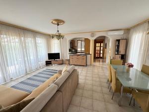 TV a/nebo společenská místnost v ubytování Aqua Azur Apartman