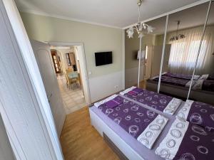 Postel nebo postele na pokoji v ubytování Aqua Azur Apartman