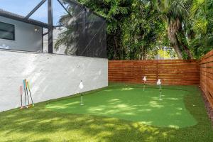 Κήπος έξω από το 7 min walk to Beach and JW! Golf! Pool! Arcade and Games