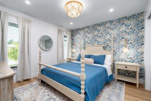Ένα ή περισσότερα κρεβάτια σε δωμάτιο στο 7 min walk to Beach and JW! Golf! Pool! Arcade and Games