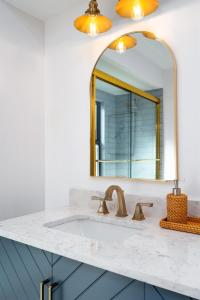 Φωτογραφία από το άλμπουμ του 7 min walk to Beach and JW! Golf! Pool! Arcade and Games σε Marco Island