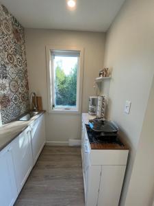 Кухня или мини-кухня в Tobermory Tides bed and breakfast

