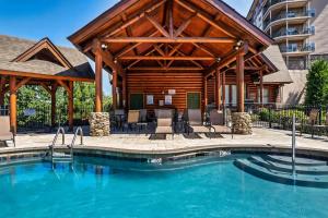 Bazén v ubytování Chill & Enjoy Smokies w Hot Tub & Resort Pool nebo v jeho okolí