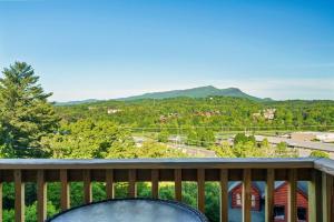 Nespecifikovaný výhled na hory nebo výhled na hory při pohledu z prázdninového domu