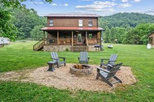 Gallery image of Riverside Retreat Cabin w Hot Tub & Fire Pit in Cosby