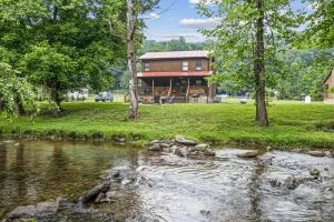 Gallery image of Riverside Retreat Cabin w Hot Tub & Fire Pit in Cosby