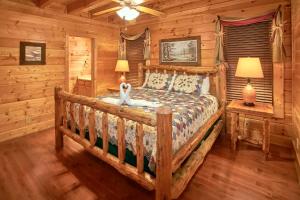 Un dormitorio con una cama en una cabaña de troncos en Cozy Getaway w View Pool Table Arcade & Hot tub, en Sevierville