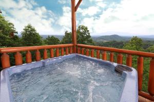 un jacuzzi en el balcón de una casa en Cozy Getaway w View Pool Table Arcade & Hot tub, en Sevierville 46 fotos más