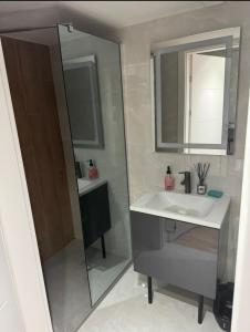 une salle de bain avec un lavabo et un miroir dans l'établissement Apartament SUNNY Przy Rynku z klimatyzacją i parkingiem, à Kielce
