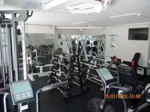 Fitness centrum a/nebo fitness zařízení v ubytování Dwell @ 25, Oceanfront Apartment