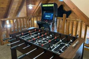 Herní místnost v ubytování Smoky Mountain Retreat with Game Room Firepit