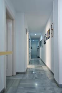 an empty hallway with white walls and a tile floor at Paraíso del Sol in Salobreña