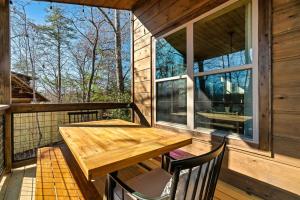 Balkón nebo terasa v ubytování Charming Hideaway with Private Pool Hot Tub & Views + 44 fotografií