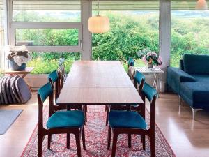 ein Esszimmer mit einem Holztisch und Stühlen in der Unterkunft 4 person holiday home in Struer in Struer + 41 Fotos