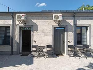 ギュムリにあるNice Guest Houseの建物外に座椅子